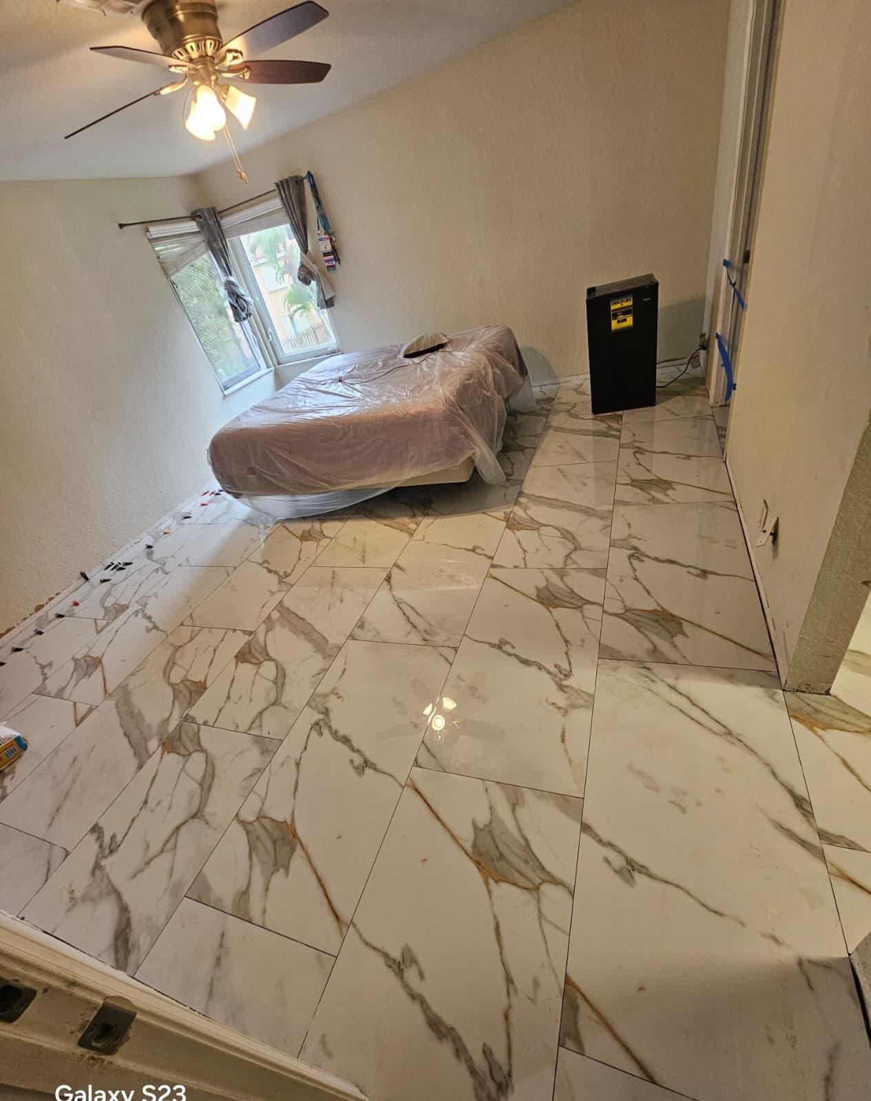 Piso de aspecto mármol instalado en un dormitorio