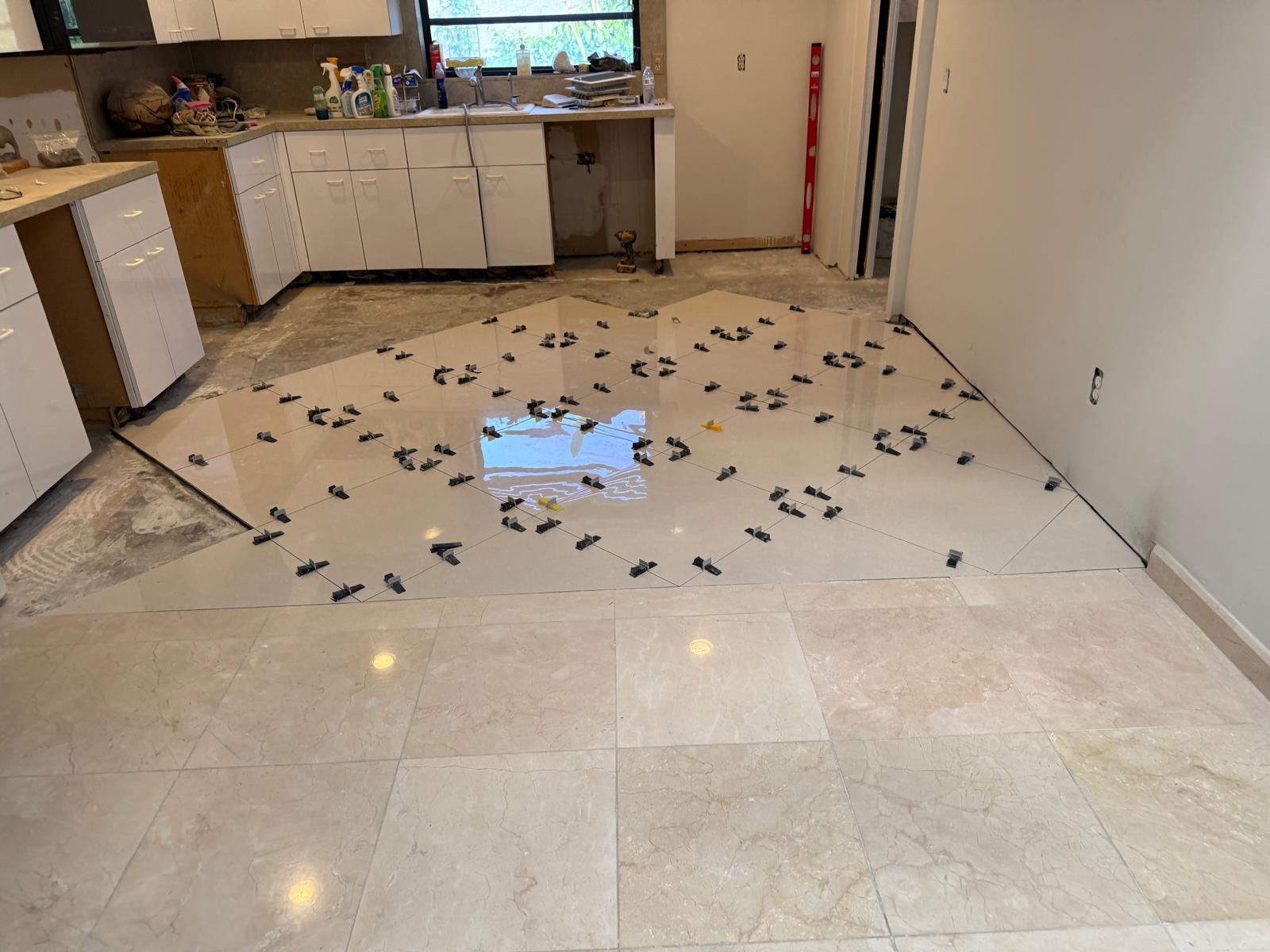 Instalación del piso de una cocina con niveladores
